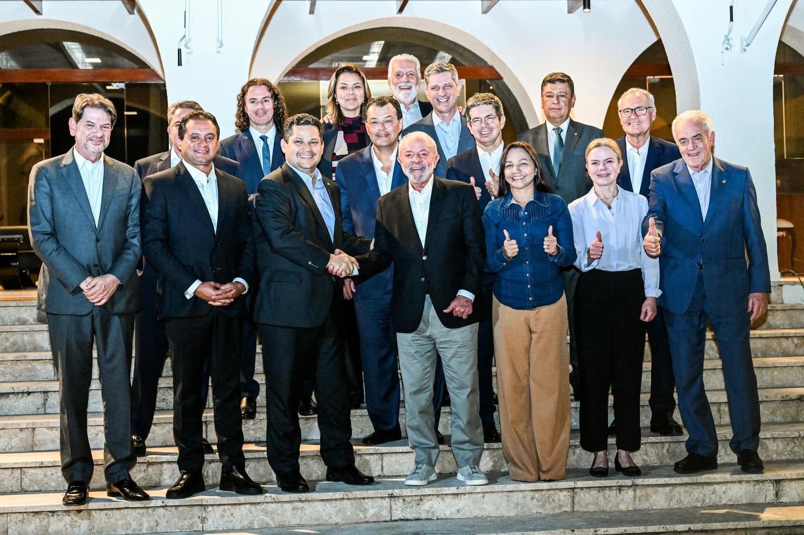 Efraim Filho repete sorriso Monalisa em foto com Lula