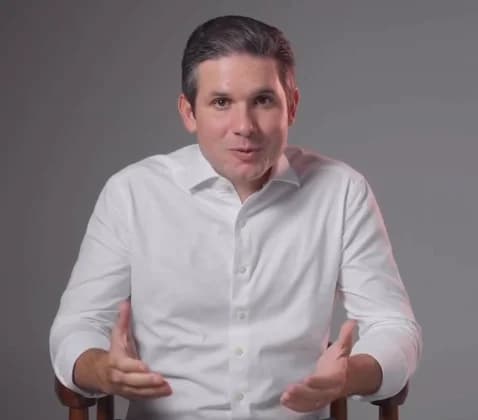 Hugo diz ‘no’ a Eduardo Bolsonaro e impede que Câmara sustente vida de deputado nos EUA