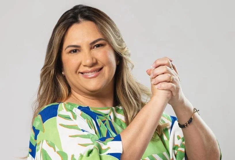 Corrinha entra na fila do drive-thru da Granja