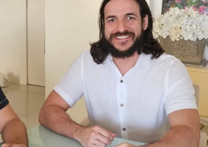 Pedro vira uma pedra no caminho de Léo?