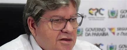 João, a estratégia do silêncio que fala e o desafio de tocar dois governos