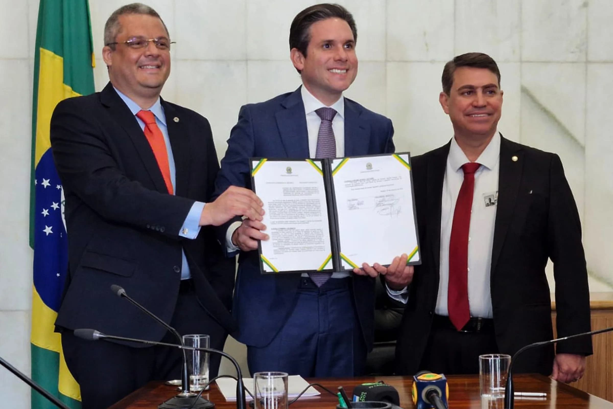 Dinho fecha parceria com Hugo e escancara sessões de câmaras municipais em TV aberta na Paraíba