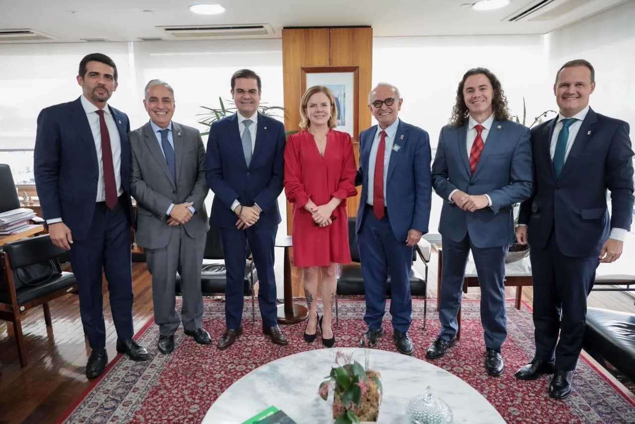 Veneziano publica foto de encontro entre Cícero e Gleisi e sugere conversa sobre política na PB