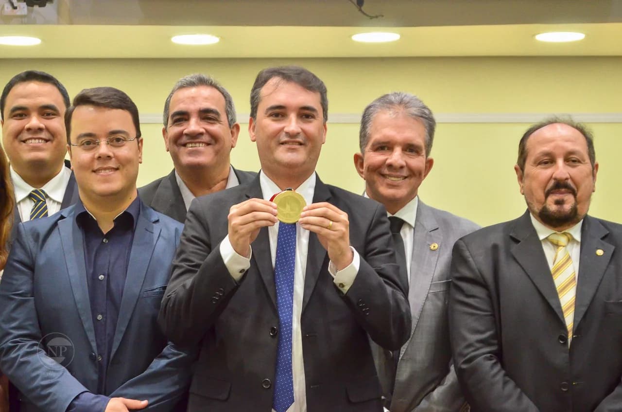 Diante de tanta comenda injustificável, Medalha do Turismo para Ferdinando Lucena recupera decência das homenagens