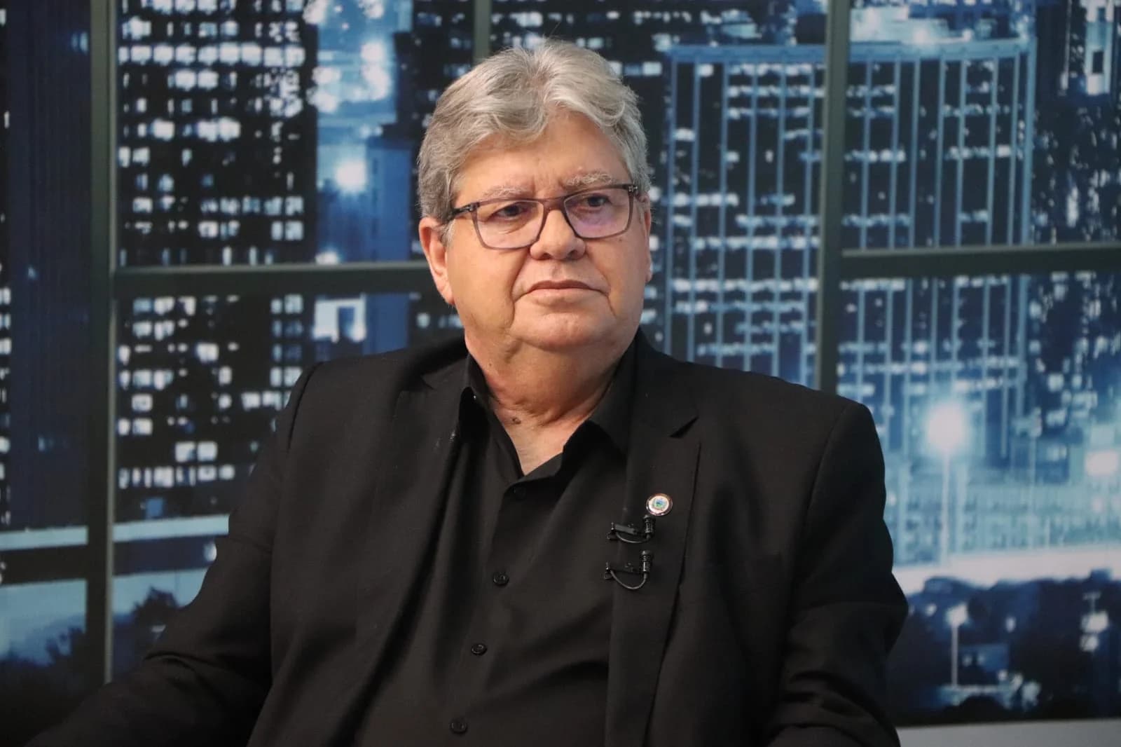 João escolhe ficar em cima do muro para não aumentar pressão na base