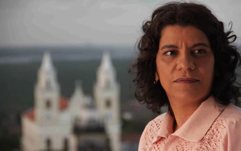 Estela e a difícil missão de ser água e gasolina ao mesmo tempo