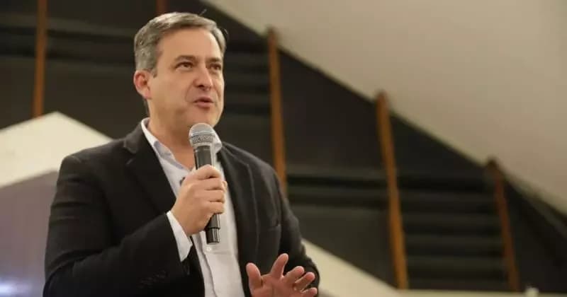 Prefeito se disfarça de ‘mendigo’ e passa a noite na rua para checar serviços da prefeitura