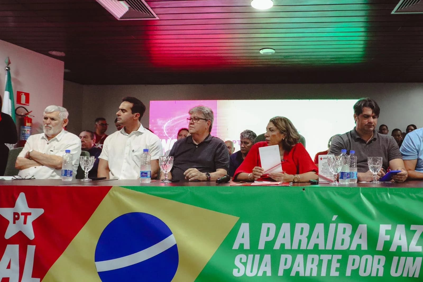 Sem Galdino, nem Ricardo, posse de Cida na presidência do PT vira festa para Lucas e João