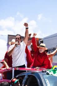 Com postura de líder, Lucas usa excesso de tamanho em favor de Lula e dá recado pra fora e pra dentro