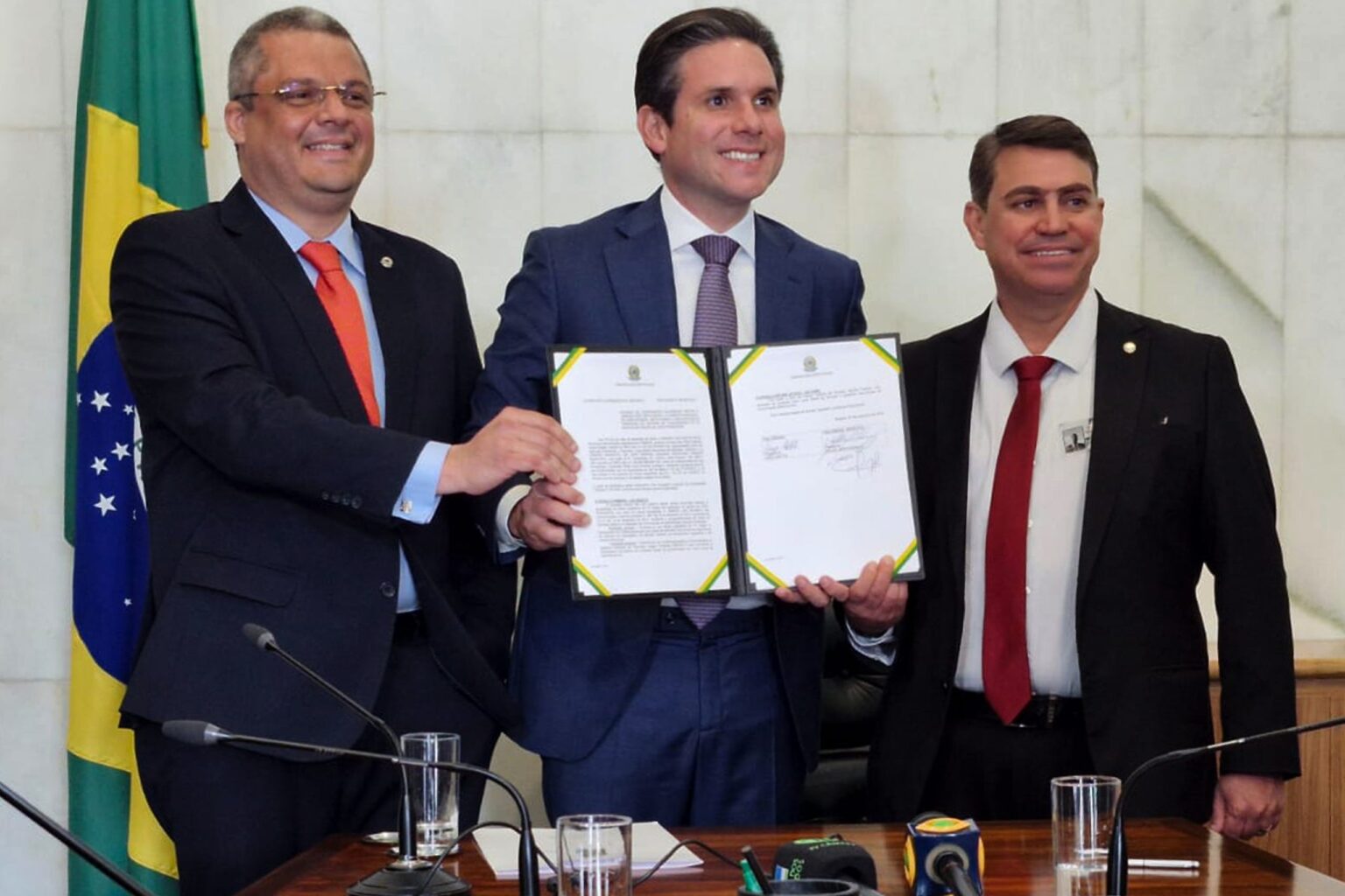 Dinho fecha parceria com Hugo e escancara sessões de câmaras municipais em TV aberta na Paraíba