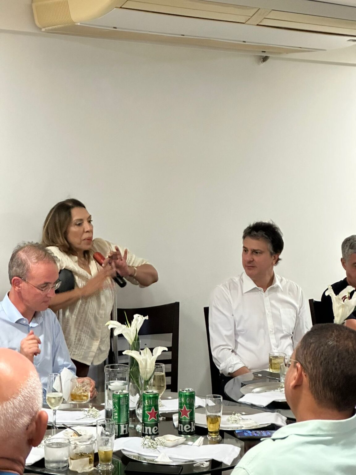 Em seu apê, Cida reúne Camilo Santana com lideranças do PT e dá “aula” sobre cenário político da PB